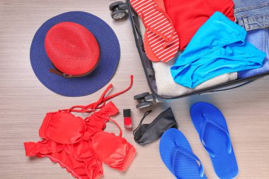 Açık bavul ve plaj aksesuarları  