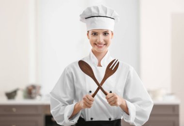 Genç kadın Şef mutfak gereçleri ile