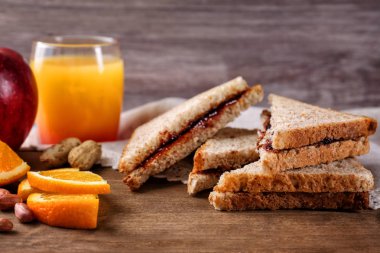 Fıstık ezmesi ile lezzetli sandviçler  