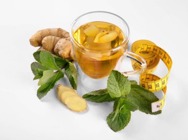 Çay ve ölçüm bandı Kupası ile kompozisyon 