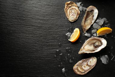 Limon dilimleri ile lezzetli istiridye 