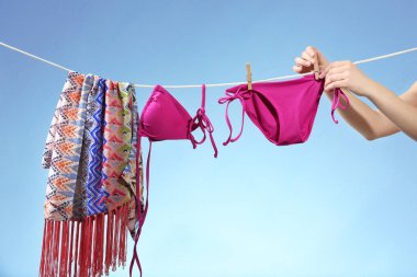 Hatta beachwear dışarı asılı eller 