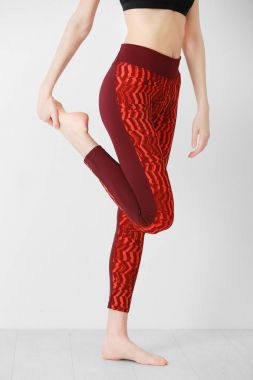 güzel yoga pantolonlu kadın 