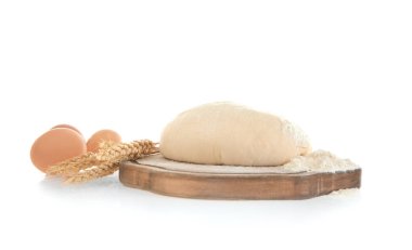 çiğ hamur ve spikelets ile yumurta ile kurulu