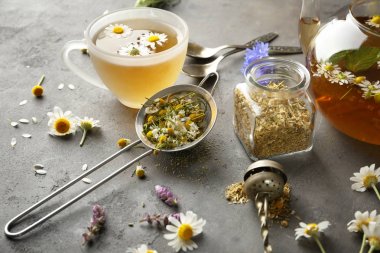 Lezzetli papatya çayı ile kompozisyon 