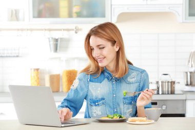 Genç bayan kahvaltı yapıyor.  