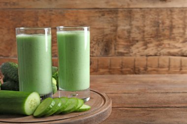 Taze yüzlü ve salatalık ile kompozisyon 