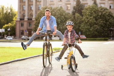 Baba ve oğul açık havada bisiklet sürme