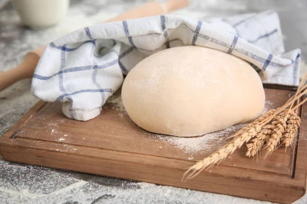 Schneidebrett mit rohem Teig — Stockfoto