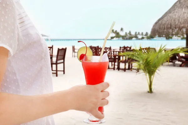 Jonge vrouw met een lekkere cocktail in resort — Stockfoto