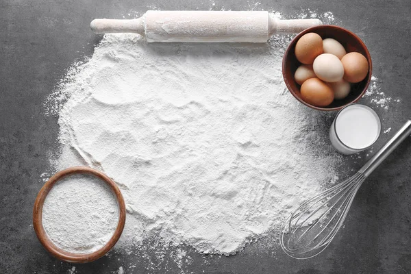 Farine blanche aux œufs et rouleau à pâtisserie — Photo