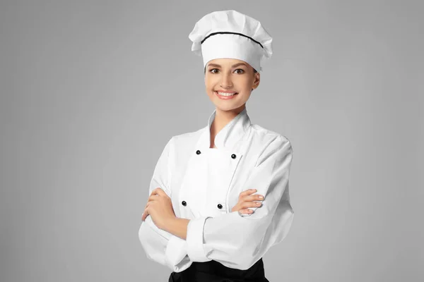 Jeune chef féminine sur fond clair — Photo