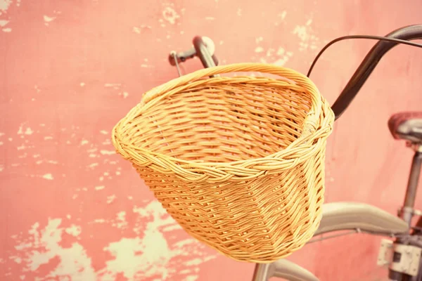枝編み細工品バスケットと自転車 — ストック写真