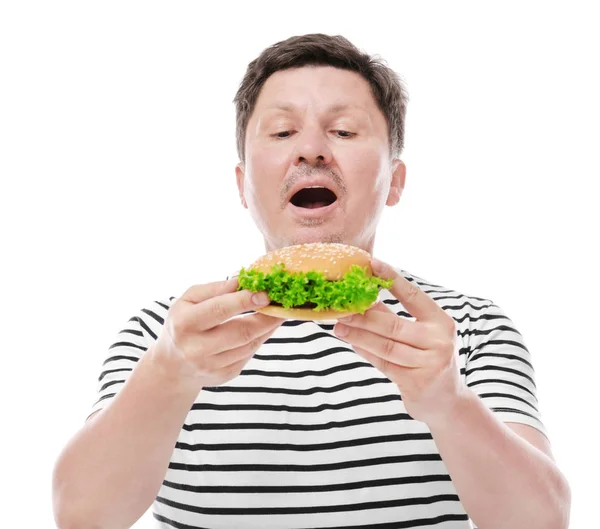 Beyaz arka plan üzerinde burger kilolu adamla. Diyet kavramı — Stok fotoğraf