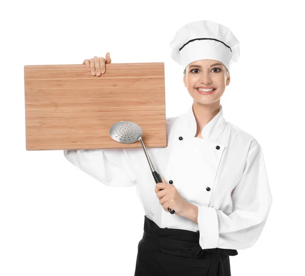 Jonge vrouwelijke chef-kok met lege houten plank op witte achtergrond — Stockfoto
