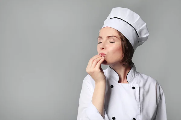 Kvinnlig kock på grå bakgrund — Stockfoto