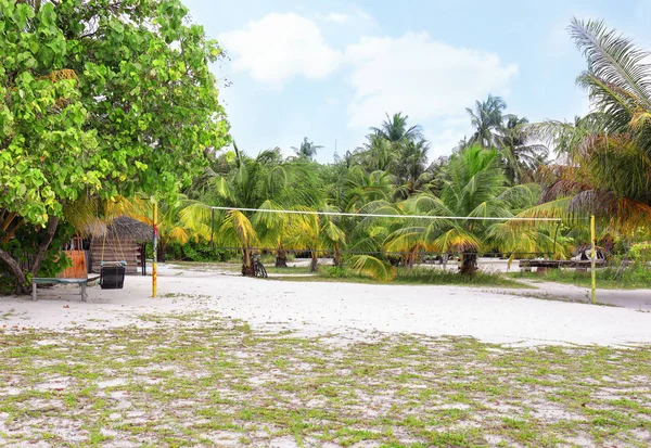 Parque infantil en la playa en el complejo tropical —  Fotos de Stock