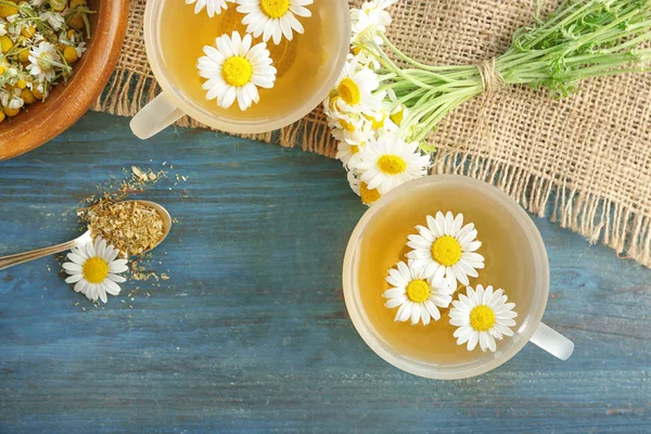 Té con flores de manzanilla en tazas de vidrio —  Fotos de Stock