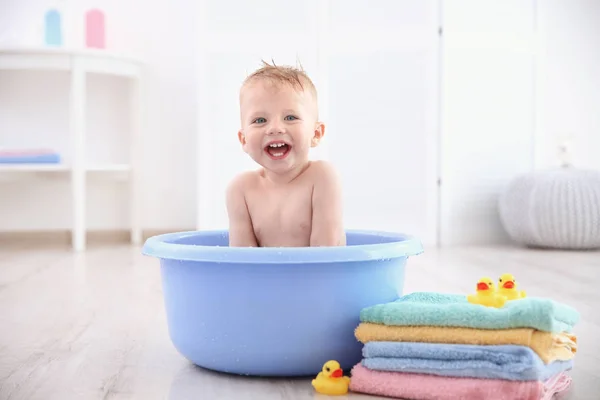 小男婴在家洗澡盆洗 — 图库照片