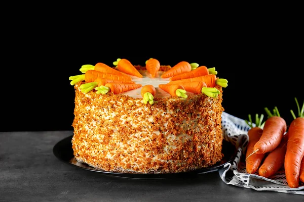 Тарелка с вкусным морковным пирогом — стоковое фото