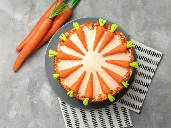 Prato com delicioso bolo de cenoura — Fotografia de Stock