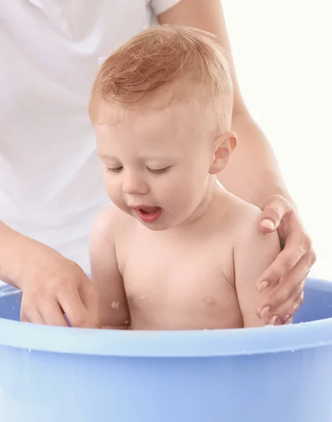 Matka kąpieli dziecka w domu — Zdjęcie stockowe