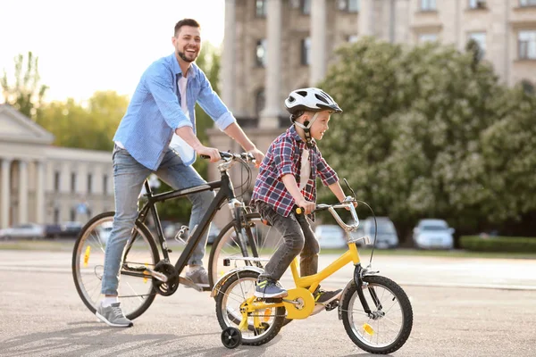 Papa et fils à vélo à l'extérieur — Photo