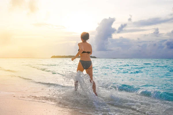 A sea beach Resort a gyönyörű fiatal nő — Stock Fotó