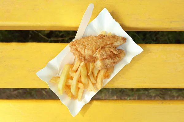 Saporito pesce fritto e patatine fritte — Foto Stock