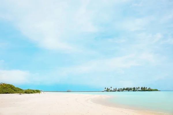 Schöner Sandstrand am Meer — Stockfoto