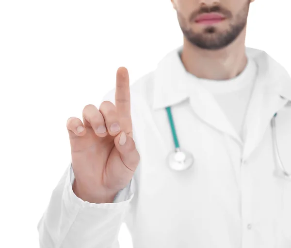 Médico joven usando pantalla virtual, sobre fondo blanco — Foto de Stock