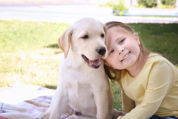Schattig kind met Labrador Retriever buitenshuis — Stockfoto