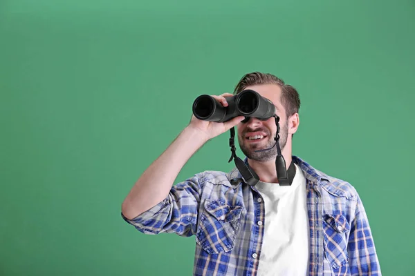 Pohledný mladý muž s binokulární — Stock fotografie