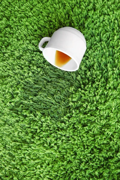 Cup of coffee spilled on carpet — Stock Photo, Image
