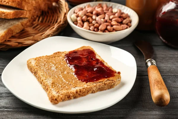 Sanduíche saboroso com manteiga de amendoim — Fotografia de Stock