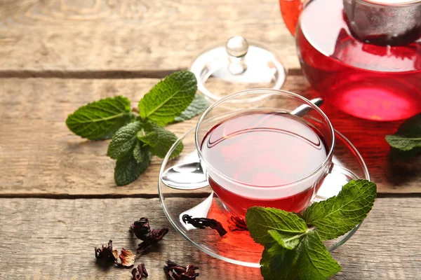 Cup of hibiscus tea and mint leaves — Stock Photo, Image