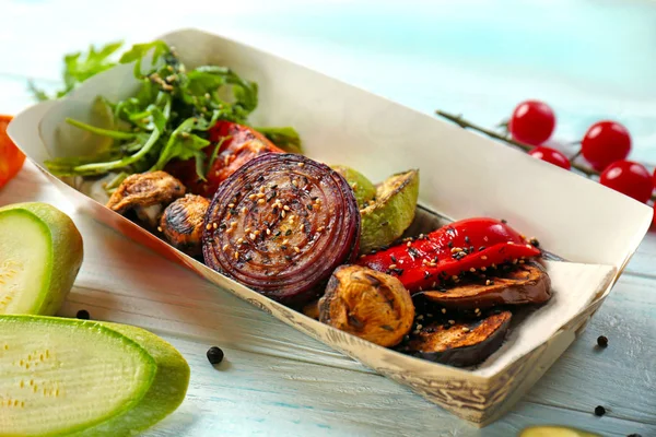 Cardboard box with delicious grilled vegetables — Stock Photo, Image