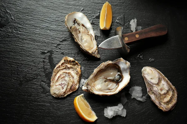 Heerlijke oesters met plakjes citroen — Stockfoto