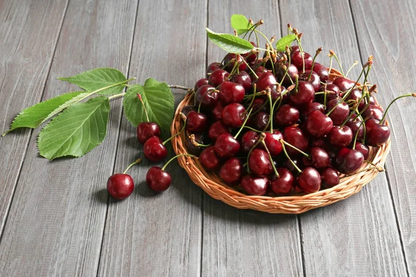 Wicker plate with fresh sweet cherries — Stock Photo, Image