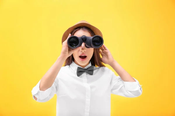 Bela jovem mulher com binocular — Fotografia de Stock