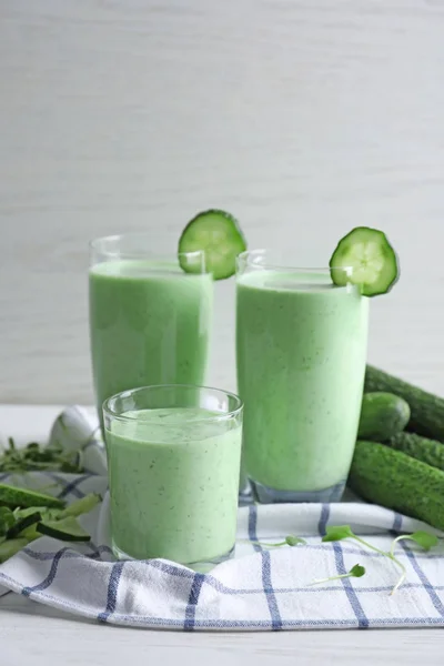 Vasos de batido fresco con pepinos — Foto de Stock