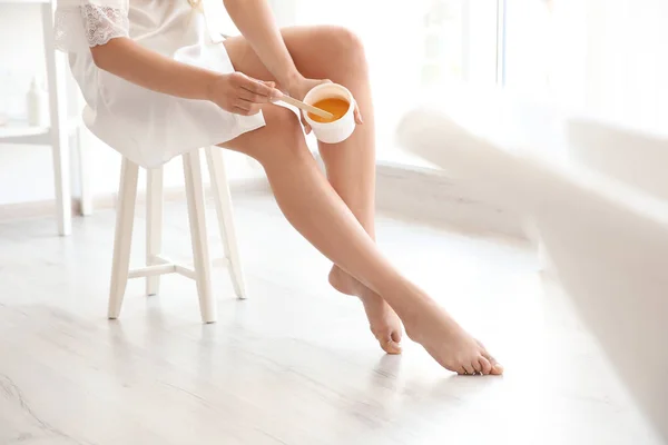 Young woman removing hair — Stock Photo, Image