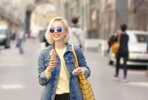 Mujer joven comiendo helado —  Fotos de Stock