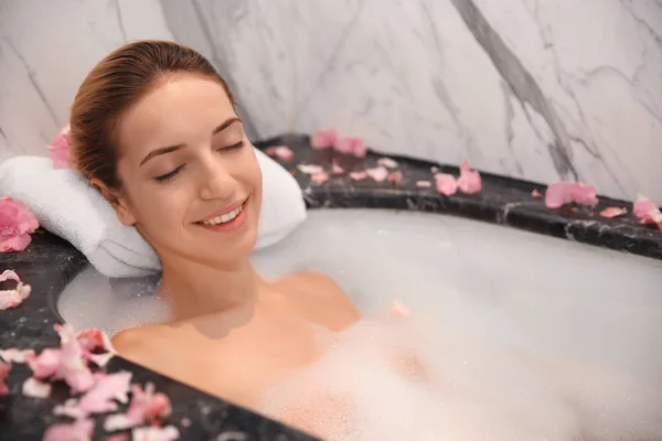 Žena relaxující ve vaně — Stock fotografie