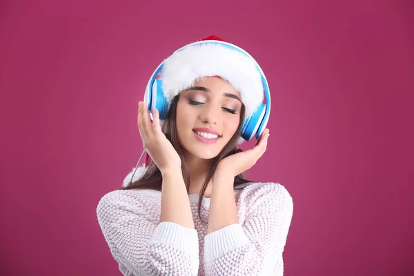 Hermosa joven en sombrero de santa —  Fotos de Stock