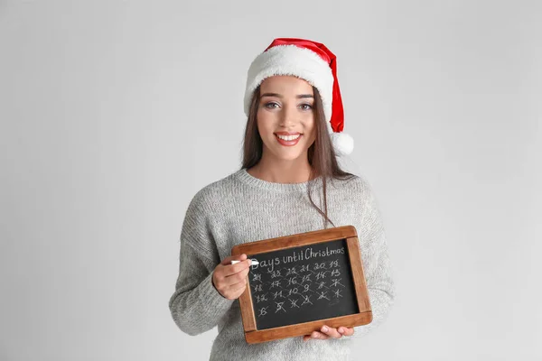 산타 모자 칠판에에서 젊은 여자 — 스톡 사진