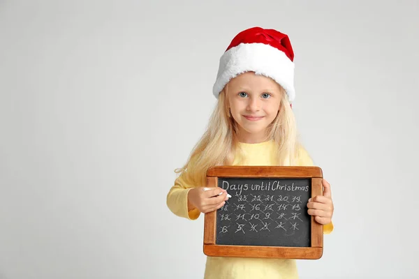 Mignonne petite fille dans santa chapeau — Photo