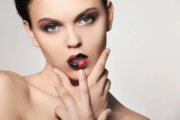 Hermosa mujer joven con maquillaje creativo sobre fondo claro — Foto de Stock