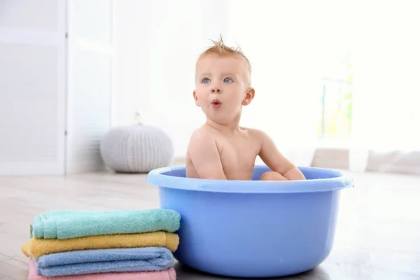 Pequeño niño lavándose en el lavabo en casa —  Fotos de Stock