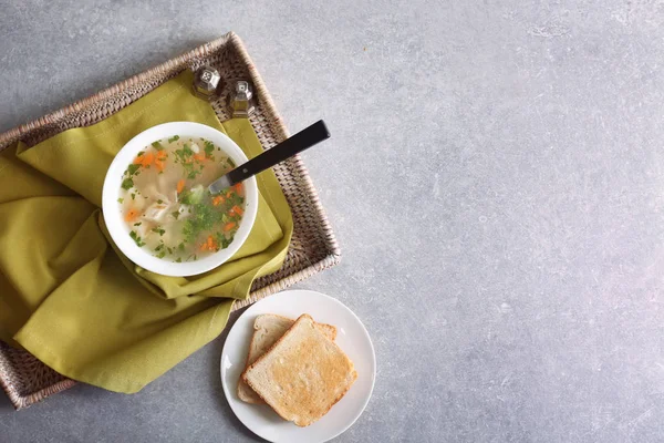 Schüssel mit hausgemachter Hühnersuppe auf dem Tisch — Stockfoto